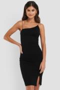 NA-KD Party Assymmetrisk kort kjole med tynne stropper - Black