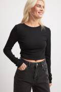 NA-KD Basic Ribbet crop top med lange ermer - Black