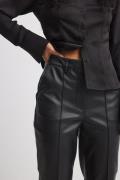 NA-KD Trend Korte PU-bukser med høyt liv - Black