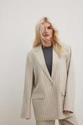 NA-KD Classic Stripete blazer med rett passform - Beige,Stripe