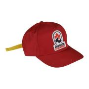 Rød baseballcap med logo-patch
