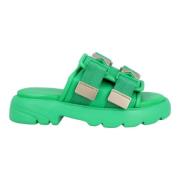 Grønne flate sandaler i skinn med dekorativ spenne