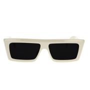 Glamorøse firkantede solbriller med minimalistisk elfenbensramme