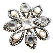 Pre-owned Metal brooches