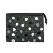 Pre-owned Fabric clutches