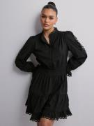 Neo Noir - Langermede kjoler - Black - Sandringham Dress - Kjoler - Lo...