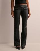 Nelly - Svart - Low Waist Bootcut Pocket Jeans