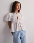 Nelly - Hvit - Bow Puff Sleeve Blouse