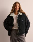 Levi's - Svart - 90S Sherpa Trucker