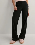 Nelly - Svart - Low Waist Relaxed Suit Pants