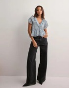 Nelly - Blomstrete - Dreamy Flounce Blouse
