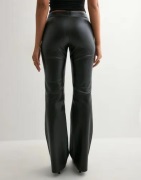 Nelly - Svart - Low Waist Flare PU Pants