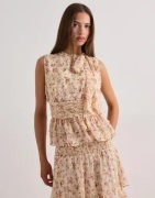 Neo Noir - Blomstrete - Ansol Meadow Printed Top